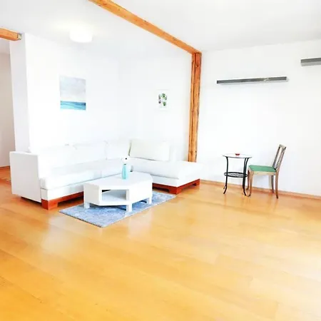 Charming And Bright- Golden Apartments- Old Town -Main Train Station 아파트 *