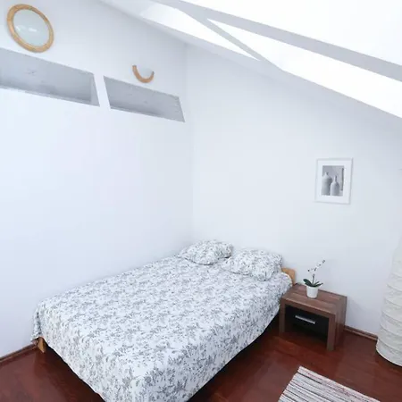 Charming And Bright- Golden Apartments- Old Town -Main Train Station *